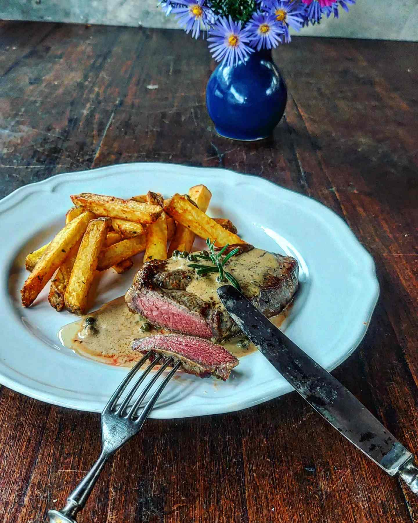 STEAK S PEPŘOVOU OMÁČKOU