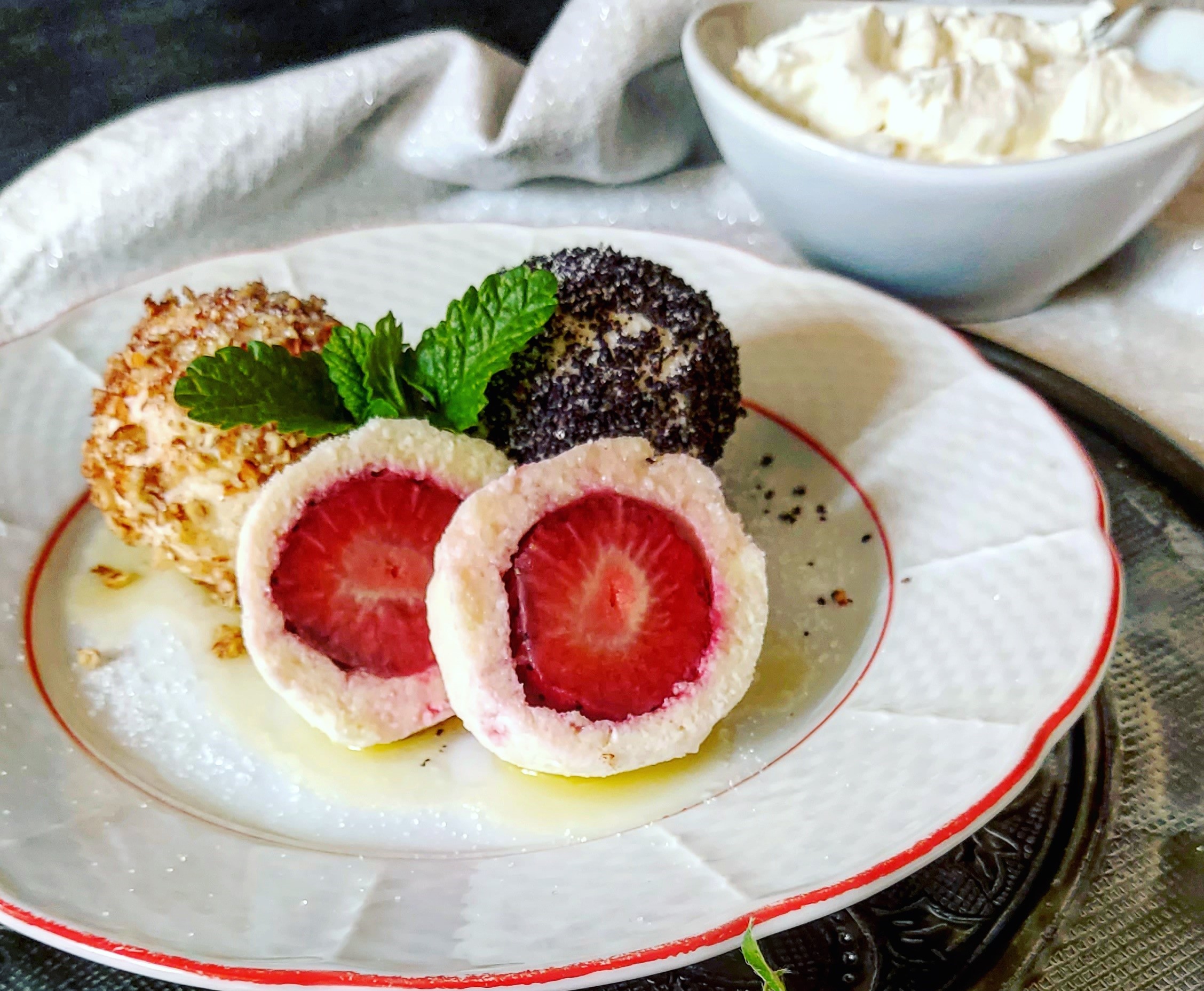 LOW CARB TVAROHOVÉ JAHODOVÉ KNEDLÍKY